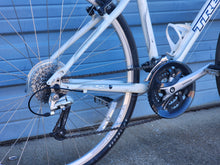 Load image into Gallery viewer, Trek 7.3FX Hybrid Bike