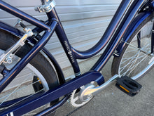 Load image into Gallery viewer, Huffy Madeira Cruiser 1x7 Cruiser Bicycle Small/Medium