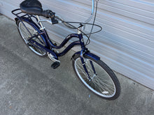 Load image into Gallery viewer, Huffy Madeira Cruiser 1x7 Cruiser Bicycle Small/Medium