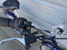 Load image into Gallery viewer, Huffy Madeira Cruiser 1x7 Cruiser Bicycle Small/Medium