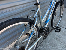 Load image into Gallery viewer, TREK Alpha 4100 Silver 26” Hybrid 17.5” Medium