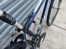 Load image into Gallery viewer, Trek 7100 15” Frame / 700c Wheel commuter hybrid bike Medium