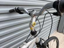 Load image into Gallery viewer, Trek 7100 15” Frame / 700c Wheel commuter hybrid bike Medium