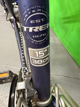 Load image into Gallery viewer, Trek 7100 15” Frame / 700c Wheel commuter hybrid bike Medium